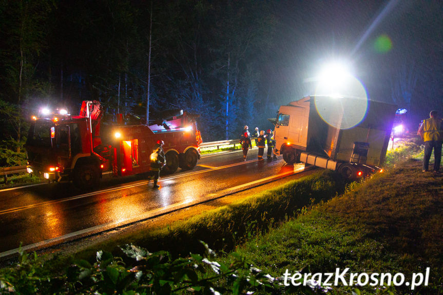 Tir wypadł z drogi