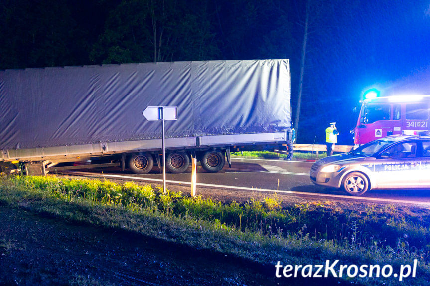 Tir wypadł z drogi