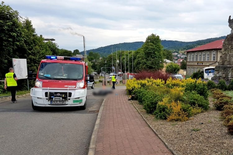 Tragiczny wypadek w Dukli, autobus rozjechał kierowcę