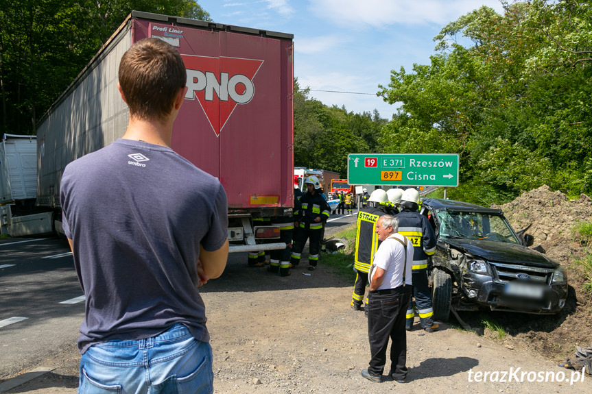 Tylawa. Zderzenie ciężarówki z osobówką