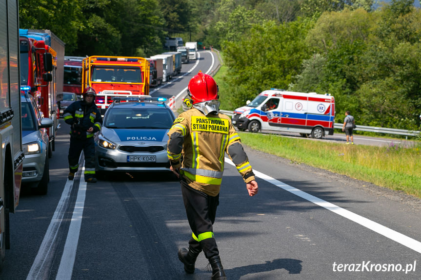 Tylawa. Zderzenie ciężarówki z osobówką