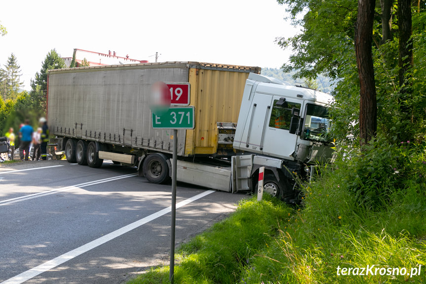 Tylawa. Zderzenie ciężarówki z osobówką