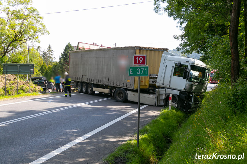 Tylawa. Zderzenie ciężarówki z osobówką