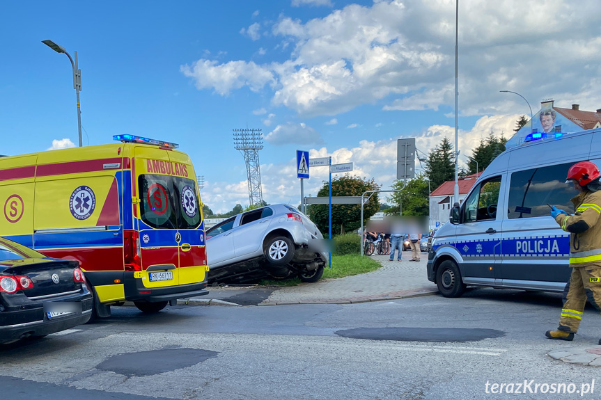 Uderzyła w bariery mostu