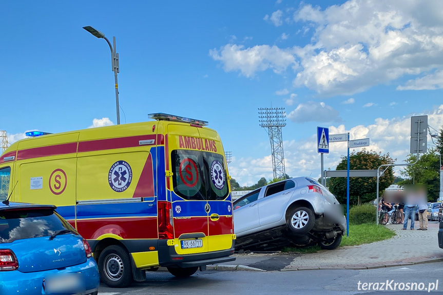 Uderzyła w bariery mostu