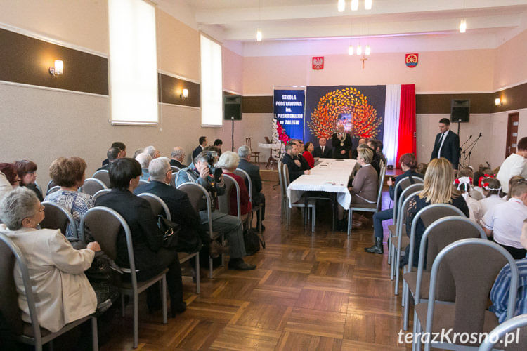 Uroczystość nadania szkole w Zalesiu...