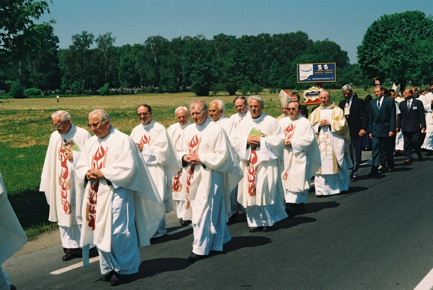 Uroczystość pod krzyżem papieskim w Krośnie