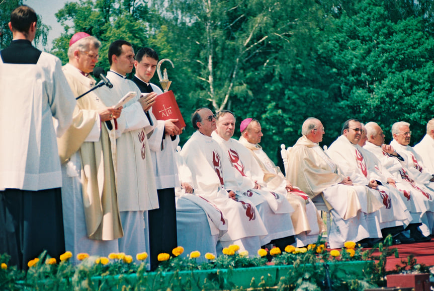 Uroczystość pod krzyżem papieskim w Krośnie