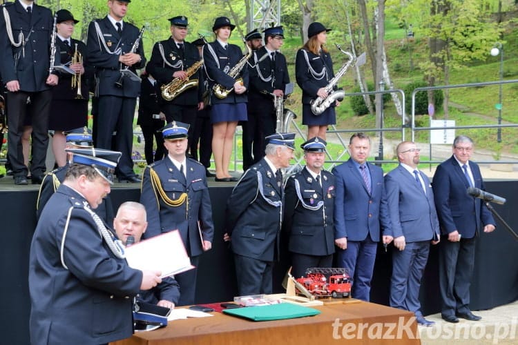 Uroczystość przekazania samochodu pożarniczego OSP Iwonicz-Zdrój