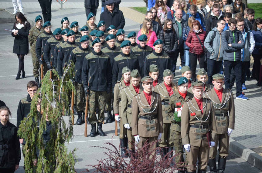 Uroczystości rocznicowe przez Starostwem Powiatowym w Krośnie