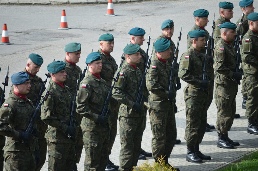 Uroczystości rocznicowe przez Starostwem Powiatowym w Krośnie