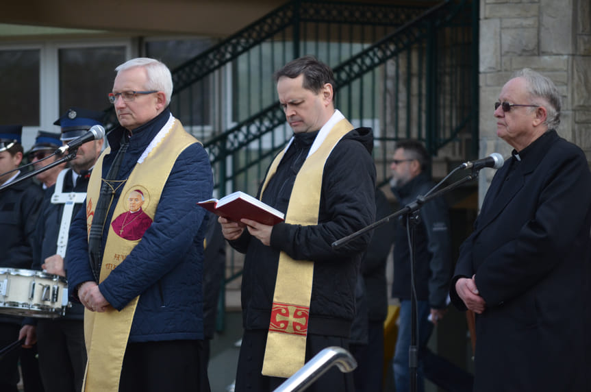 Uroczystości rocznicowe przez Starostwem Powiatowym w Krośnie