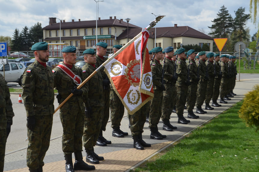 Uroczystości rocznicowe przez Starostwem Powiatowym w Krośnie