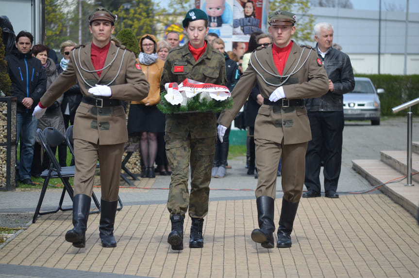 Uroczystości rocznicowe przez Starostwem Powiatowym w Krośnie