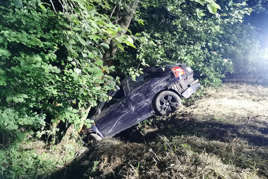 Wietrzno. Audi uderzyło w drzewo