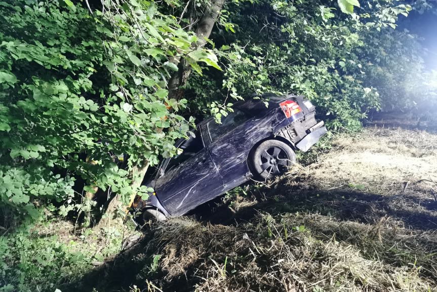 Wietrzno. Audi uderzyło w drzewo