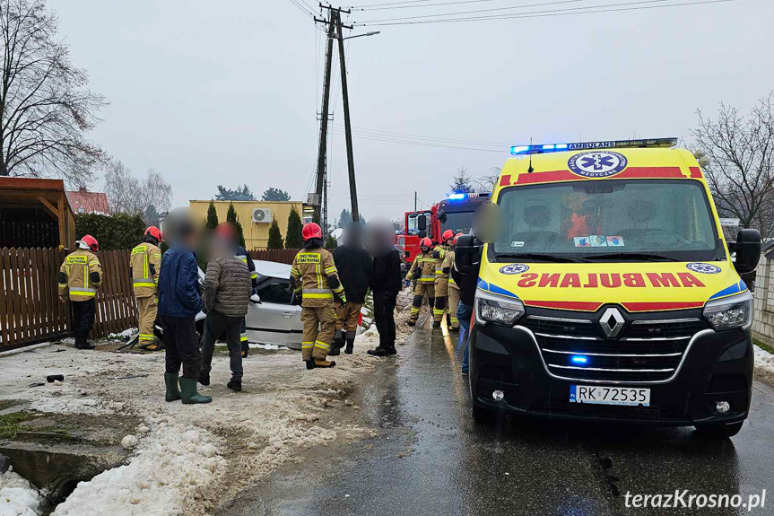 Wjechał do rowu i uderzył w przepust