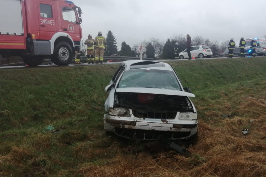 Wypadek na DK19, samochód wjechał do rowu