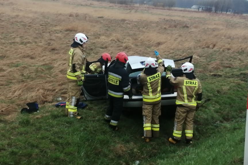 Wypadek na DK19, samochód wjechał do rowu