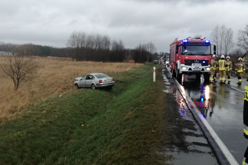 Wypadek na DK19, samochód wjechał do rowu