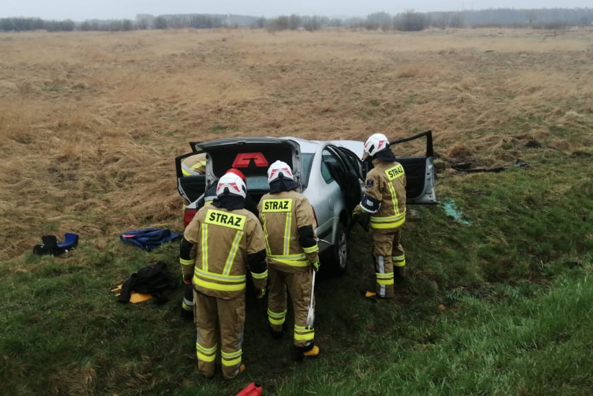 Wypadek na DK19, samochód wjechał do rowu