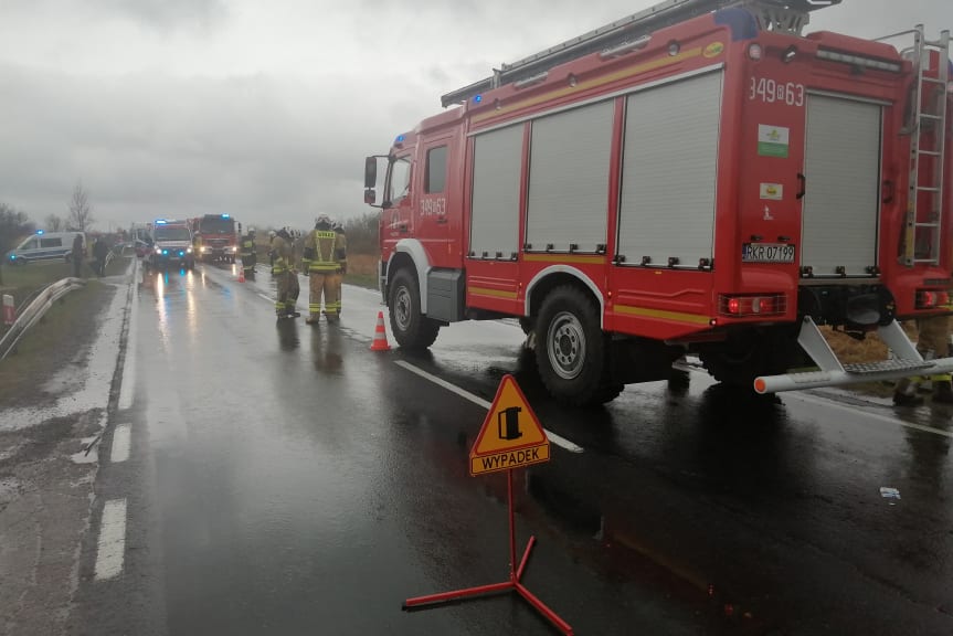 Wypadek na DK19, samochód wjechał do rowu