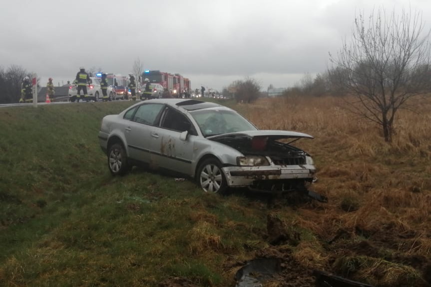 Wypadek na DK19, samochód wjechał do rowu