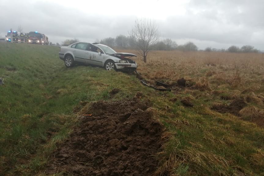 Wypadek na DK19, samochód wjechał do rowu