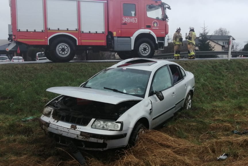 Wypadek na DK19, samochód wjechał do rowu