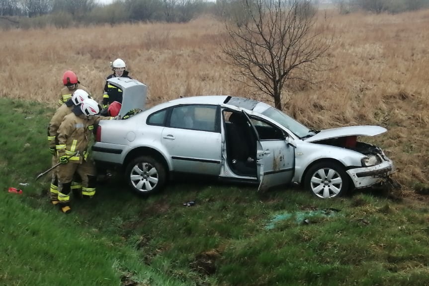 Wypadek na DK19, samochód wjechał do rowu