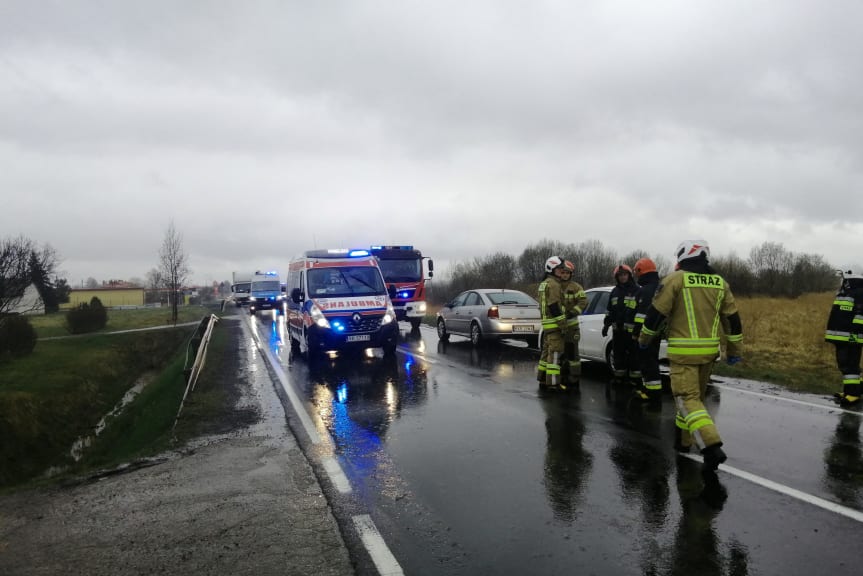 Wypadek na DK19, samochód wjechał do rowu