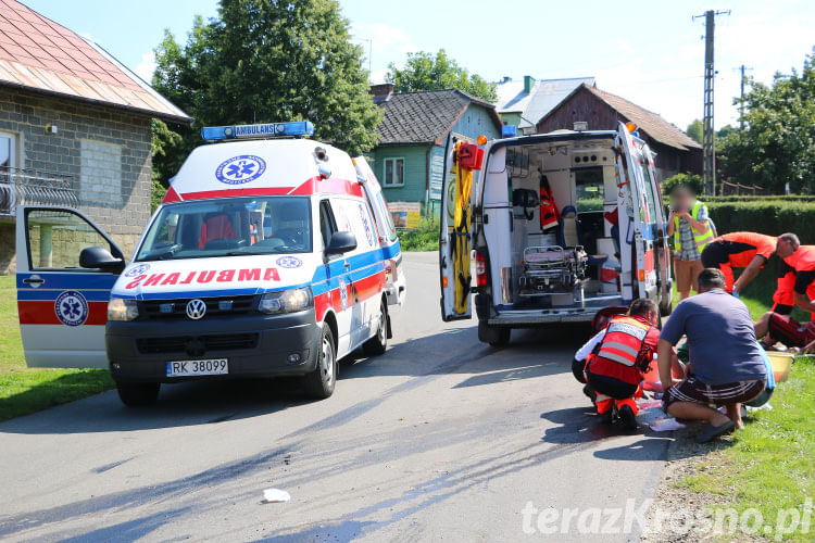 Wypadek w Faliszówce. Dwóch mężczyzn przygniecionych przez motocykl