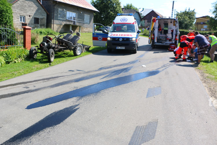 Wypadek w Faliszówce. Dwóch mężczyzn przygniecionych przez motocykl