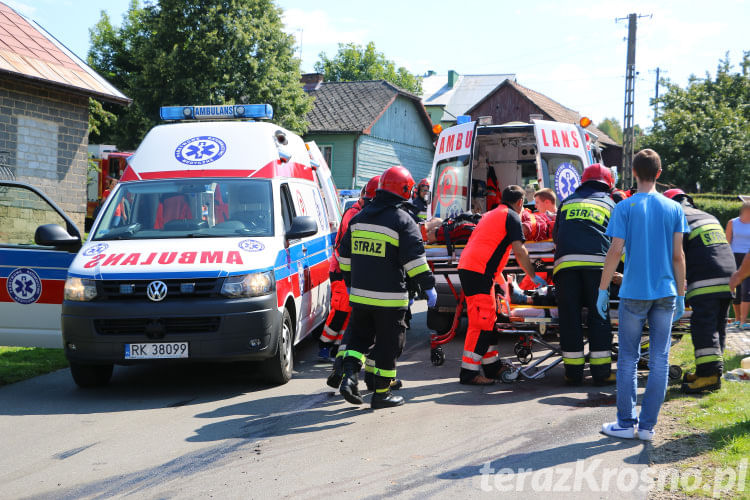 Wypadek w Faliszówce. Dwóch mężczyzn przygniecionych przez motocykl