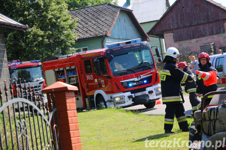 Wypadek w Faliszówce. Dwóch mężczyzn przygniecionych przez motocykl