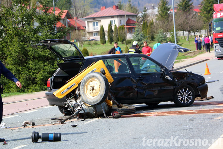 Wypadek w Głojscach, zderzenie samochodu i ciągnika