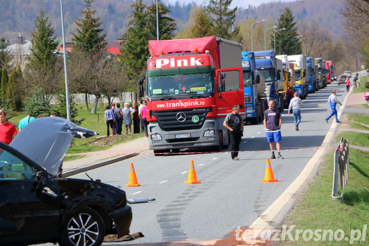 Wypadek w Głojscach, zderzenie samochodu i ciągnika