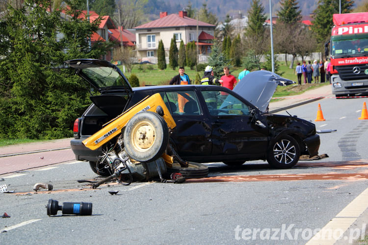 Wypadek w Głojscach, zderzenie samochodu i ciągnika