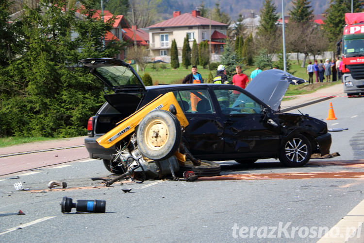 Wypadek w Głojscach, zderzenie samochodu i ciągnika