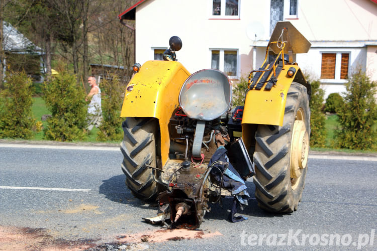 Wypadek w Głojscach, zderzenie samochodu i ciągnika