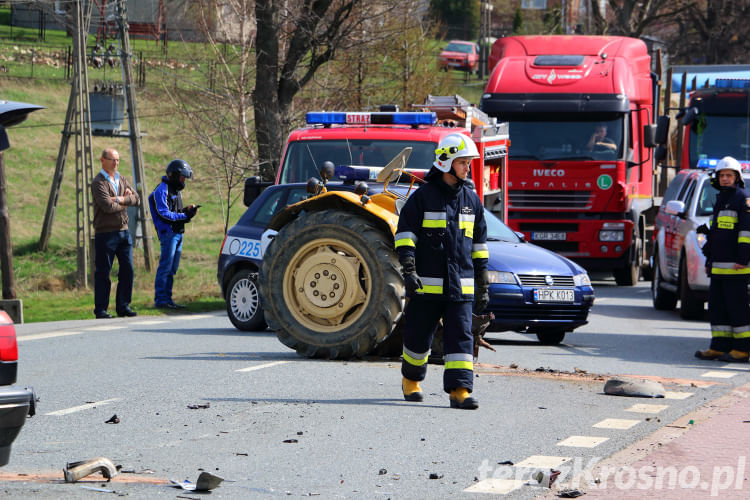 Wypadek w Głojscach, zderzenie samochodu i ciągnika