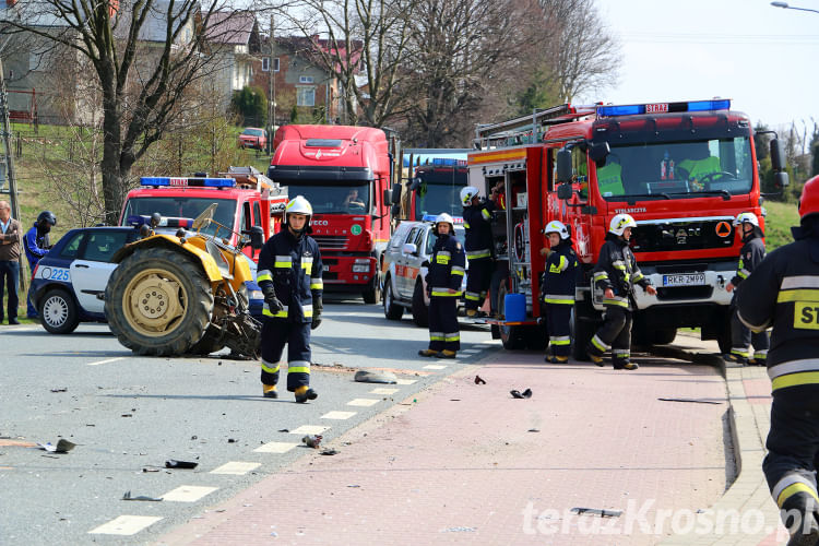 Wypadek w Głojscach, zderzenie samochodu i ciągnika