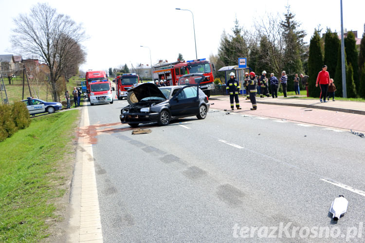 Wypadek w Głojscach, zderzenie samochodu i ciągnika