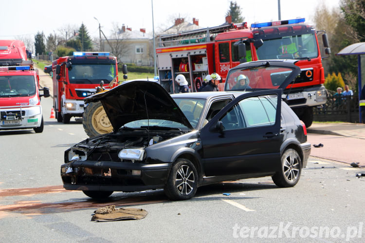 Wypadek w Głojscach, zderzenie samochodu i ciągnika