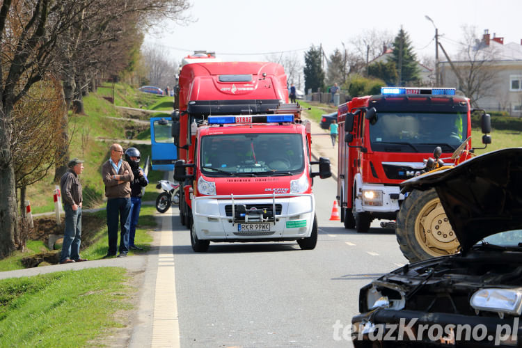 Wypadek w Głojscach, zderzenie samochodu i ciągnika