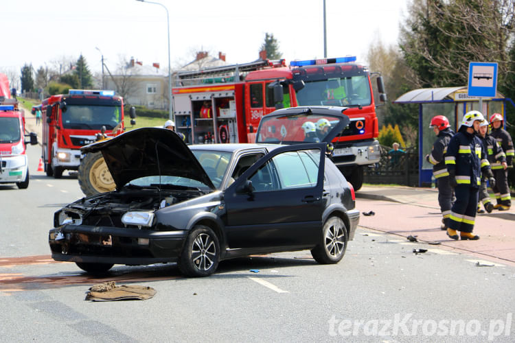 Wypadek w Głojscach, zderzenie samochodu i ciągnika