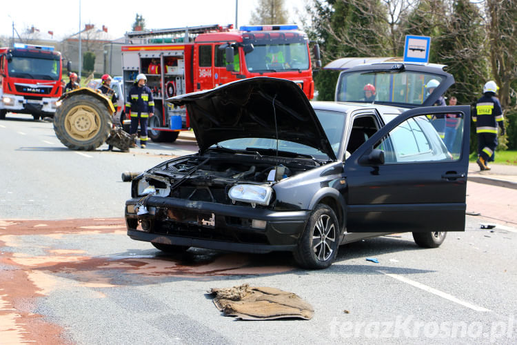 Wypadek w Głojscach, zderzenie samochodu i ciągnika