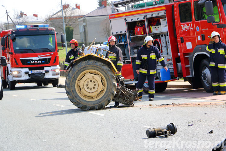 Wypadek w Głojscach, zderzenie samochodu i ciągnika