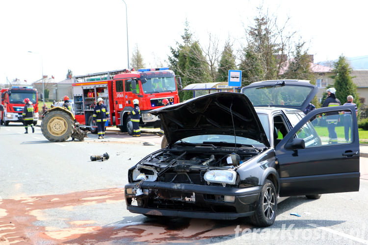 Wypadek w Głojscach, zderzenie samochodu i ciągnika