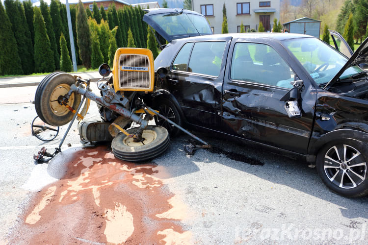 Wypadek w Głojscach, zderzenie samochodu i ciągnika